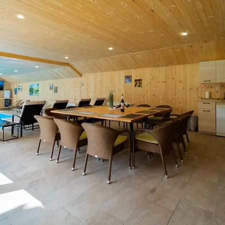 Apartman David Sa Unutarnjim Bazenom